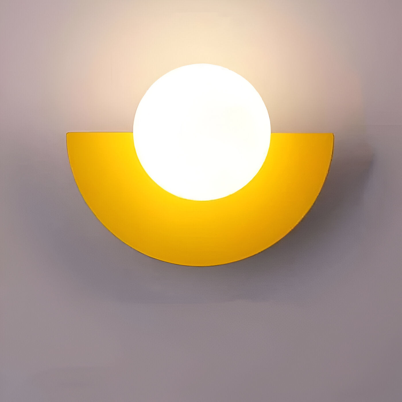 AuroGlow – Moderno Applique Sferico in Vetro con Design Plug-In