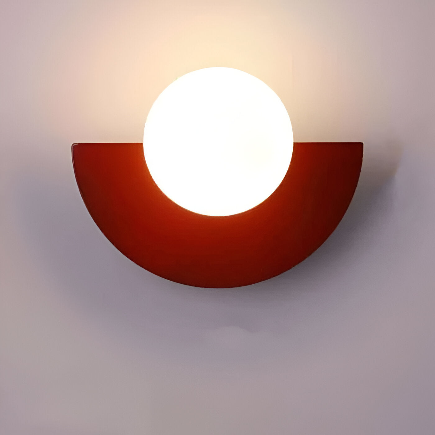 AuroGlow – Moderno Applique Sferico in Vetro con Design Plug-In
