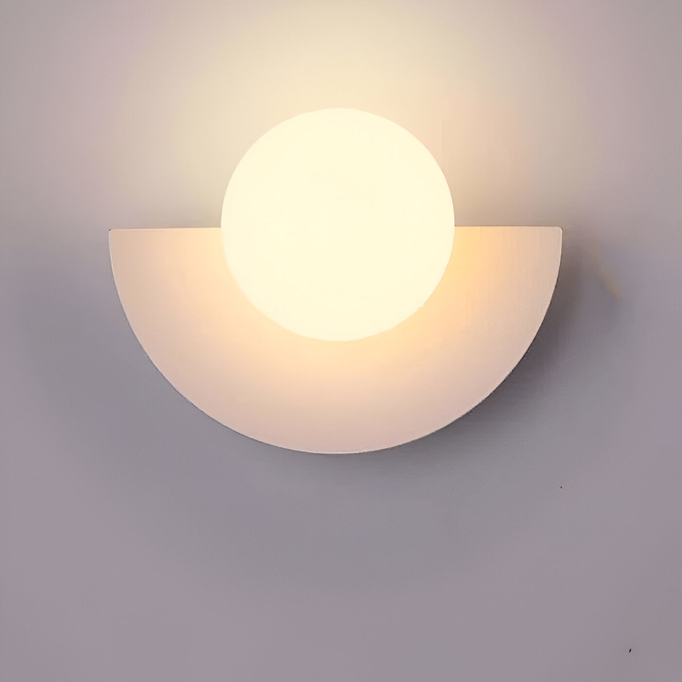 AuroGlow – Moderno Applique Sferico in Vetro con Design Plug-In