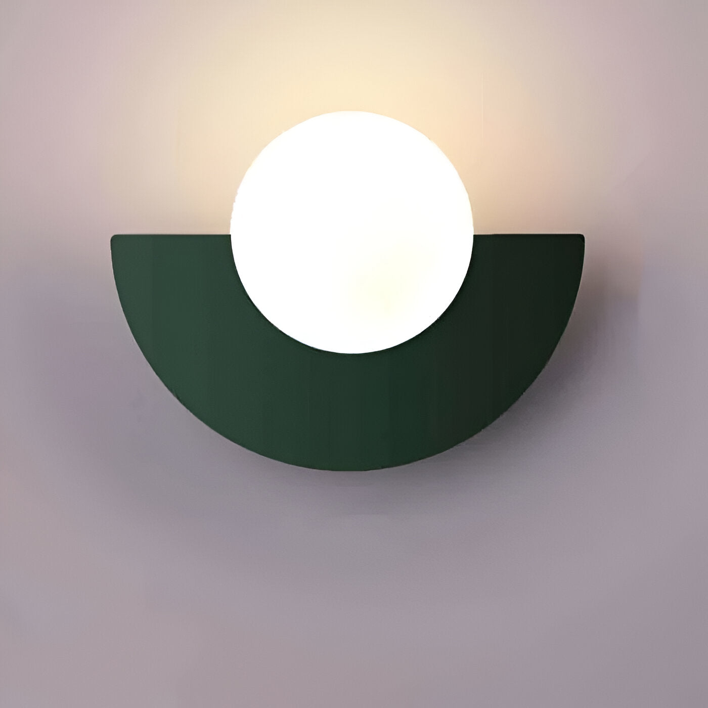 AuroGlow – Moderno Applique Sferico in Vetro con Design Plug-In
