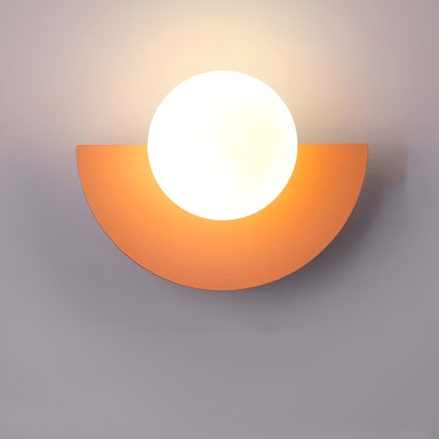 AuroGlow – Moderno Applique Sferico in Vetro con Design Plug-In