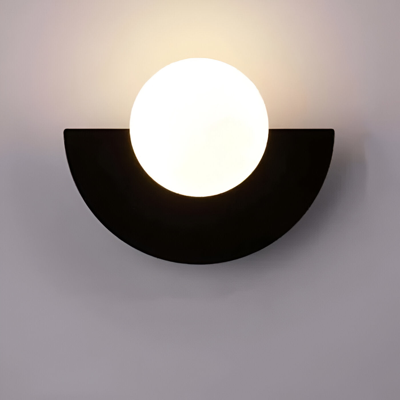 AuroGlow – Moderno Applique Sferico in Vetro con Design Plug-In