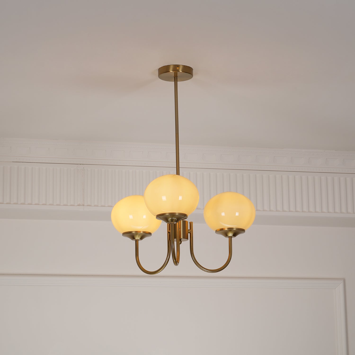 Aurevella | Lampadario Moderno Glam con Paralumi in Vetro Rosa per Spazi di Ristorazione e Camera da Letto