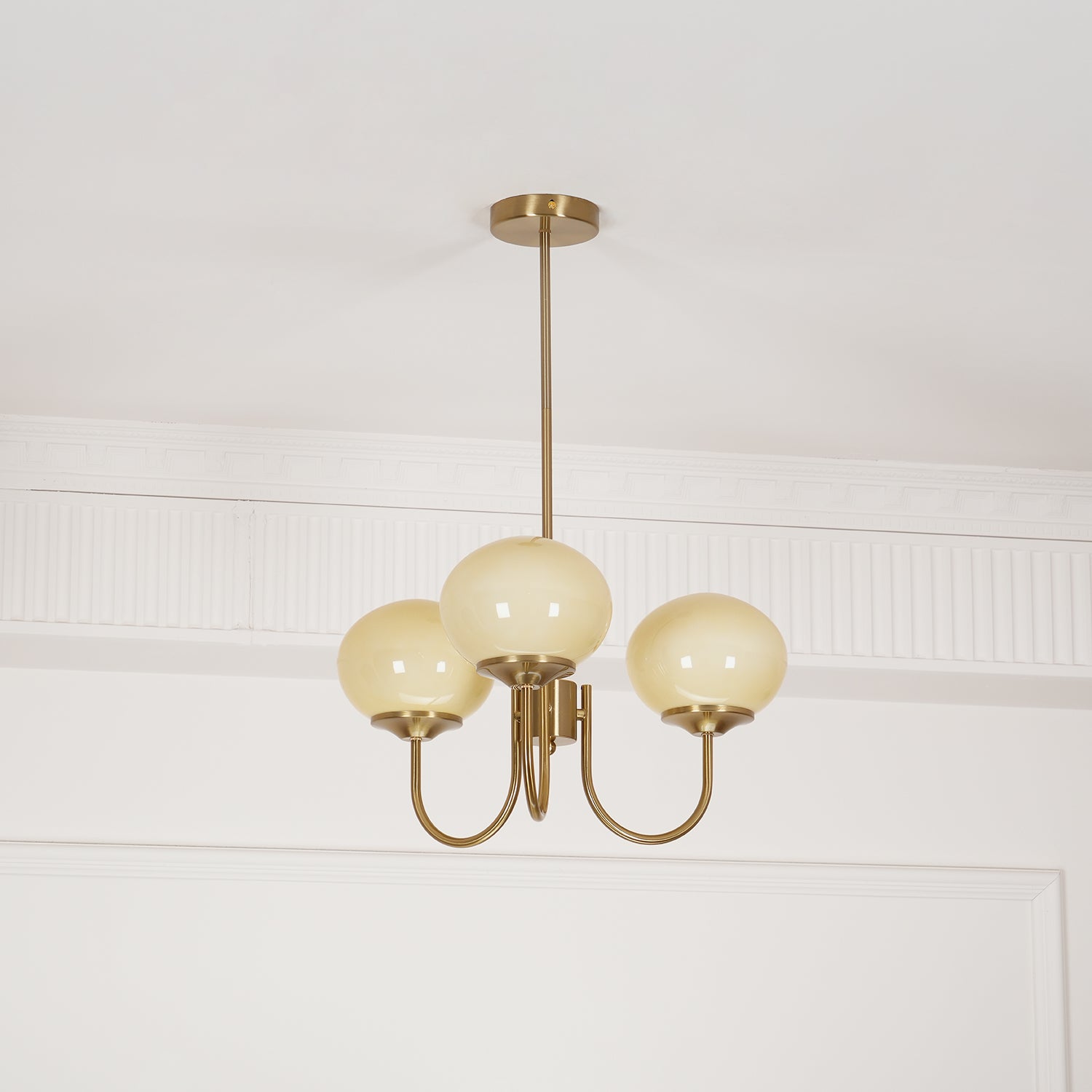 Aurevella | Lampadario Moderno Glam con Paralumi in Vetro Rosa per Spazi di Ristorazione e Camera da Letto
