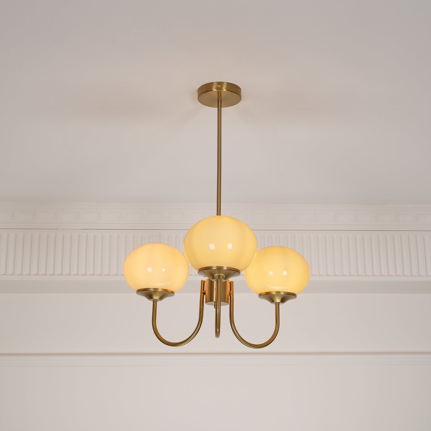 Aurevella | Lampadario Moderno Glam con Paralumi in Vetro Rosa per Spazi di Ristorazione e Camera da Letto
