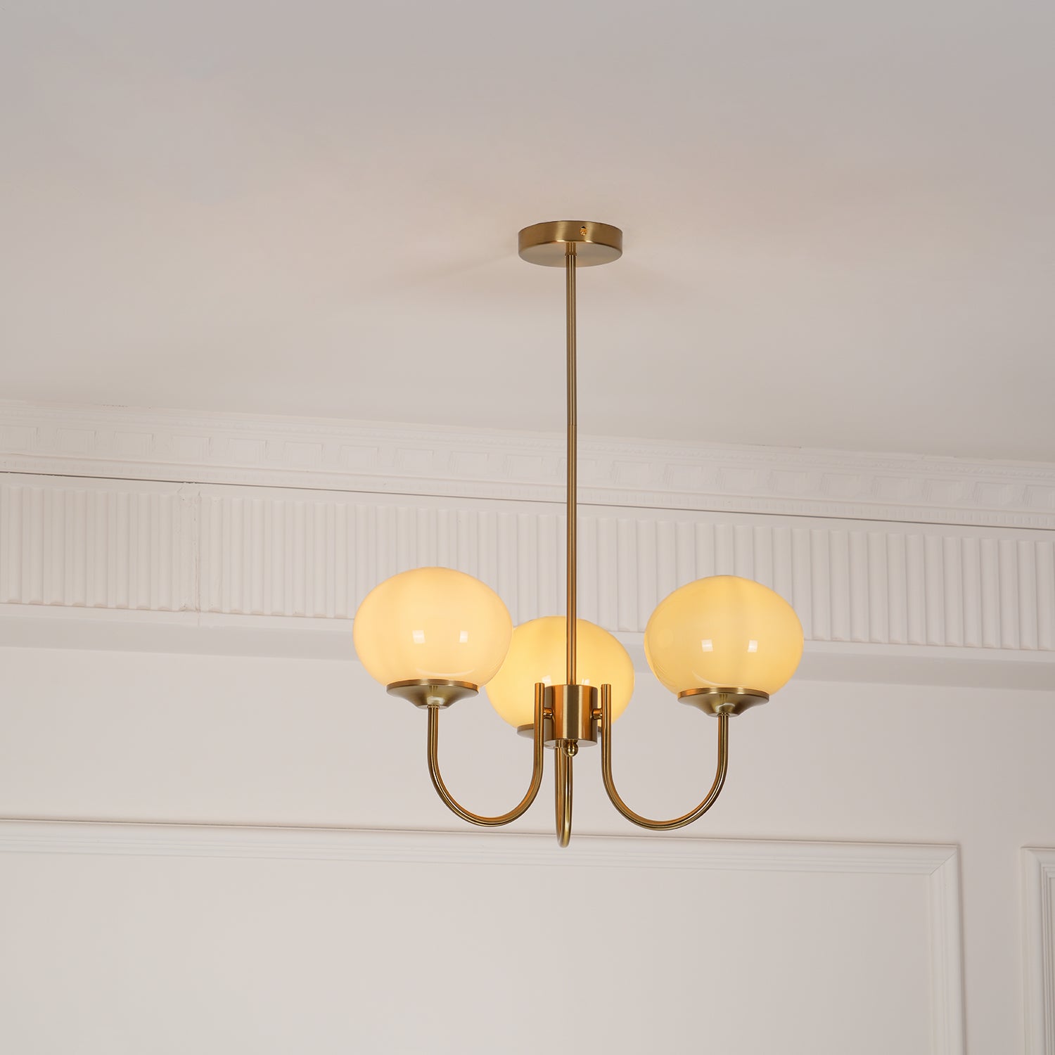 Aurevella | Lampadario Moderno Glam con Paralumi in Vetro Rosa per Spazi di Ristorazione e Camera da Letto