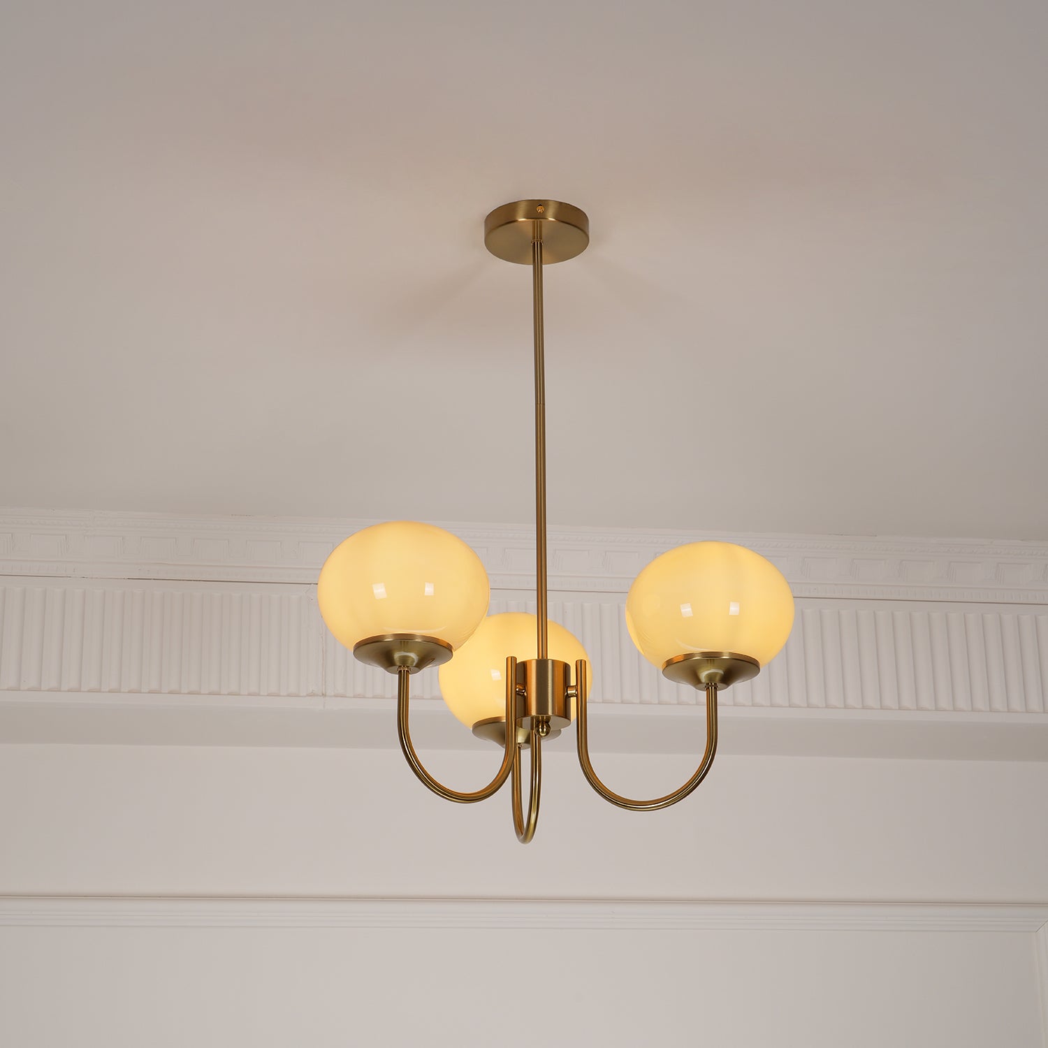 Aurevella | Lampadario Moderno Glam con Paralumi in Vetro Rosa per Spazi di Ristorazione e Camera da Letto