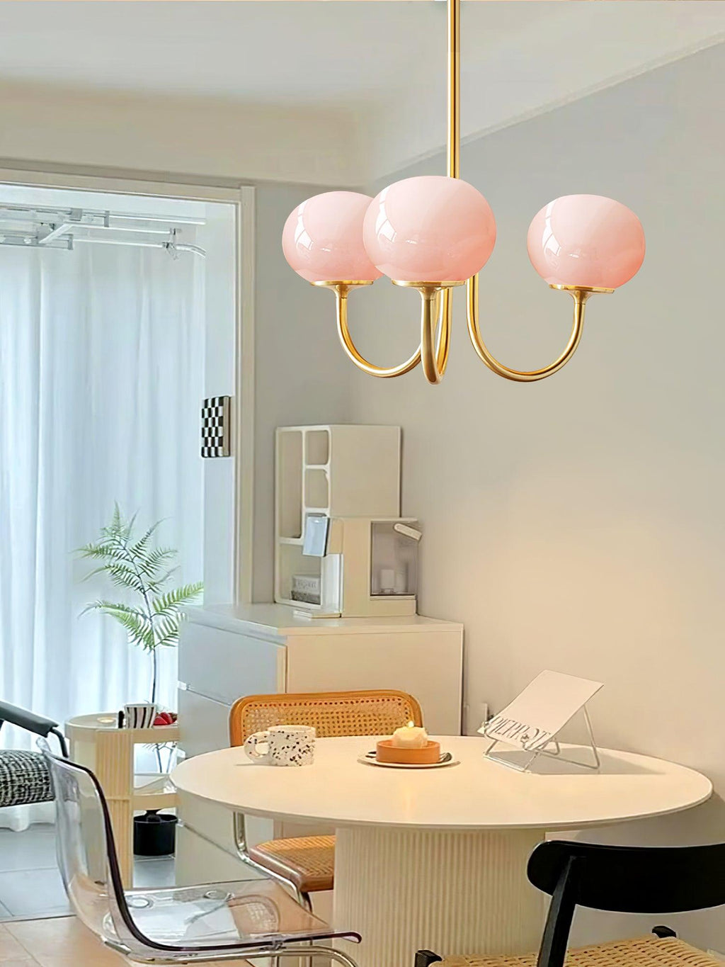 Aurevella | Lampadario Moderno Glam con Paralumi in Vetro Rosa per Spazi di Ristorazione e Camera da Letto
