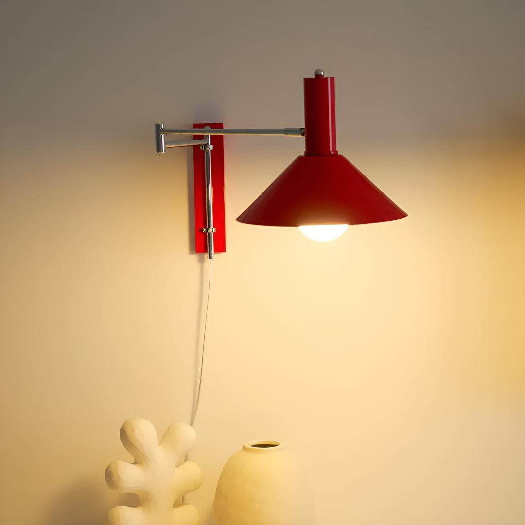 Lampada da Parete Moderna Regolabile in Metallo con Design a Braccio Oscillante