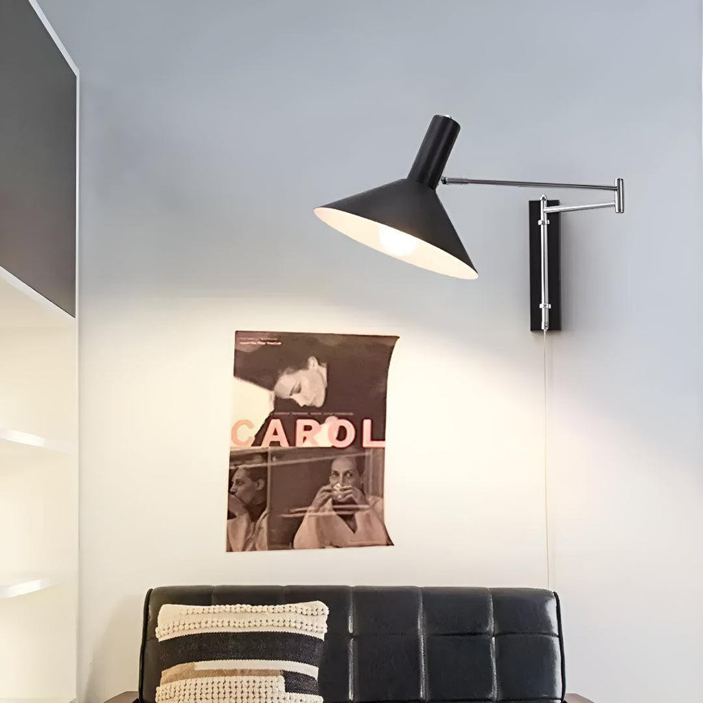 Lampada da Parete Moderna Regolabile in Metallo con Design a Braccio Oscillante