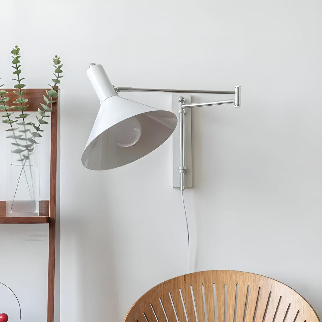 Lampada da Parete Moderna Regolabile in Metallo con Design a Braccio Oscillante