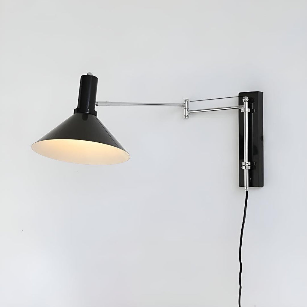 Lampada da Parete Moderna Regolabile in Metallo con Design a Braccio Oscillante