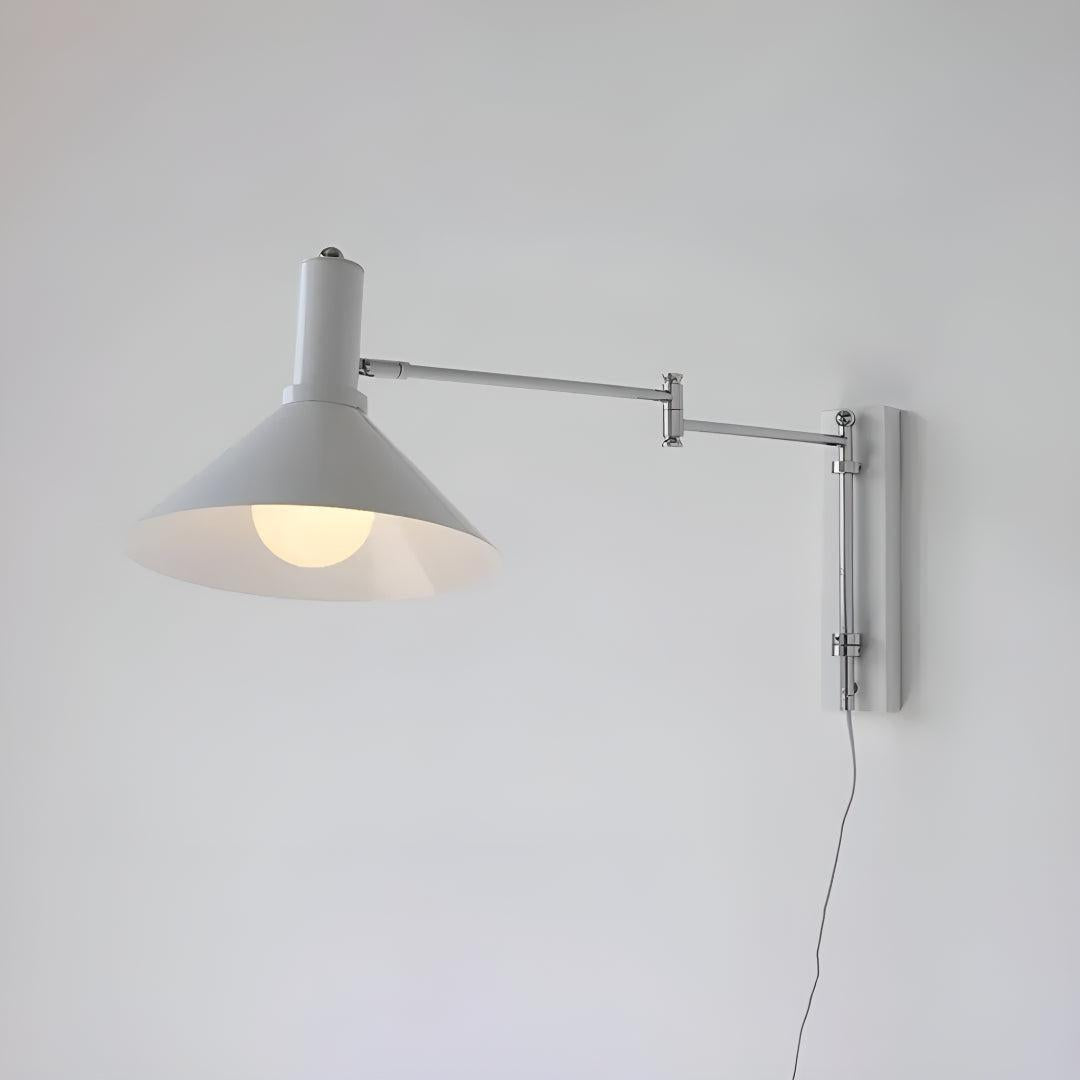 Lampada da Parete Moderna Regolabile in Metallo con Design a Braccio Oscillante