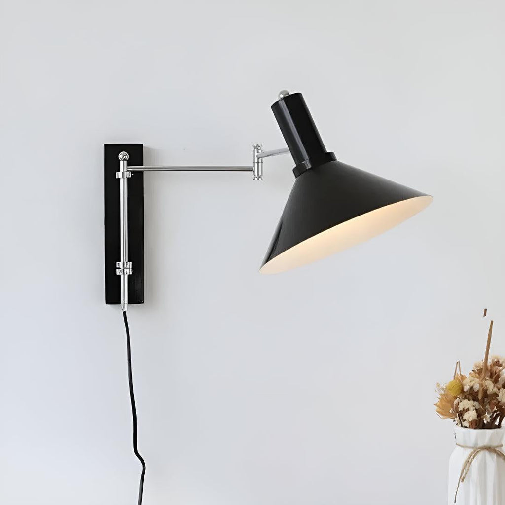 Lampada da Parete Moderna Regolabile in Metallo con Design a Braccio Oscillante