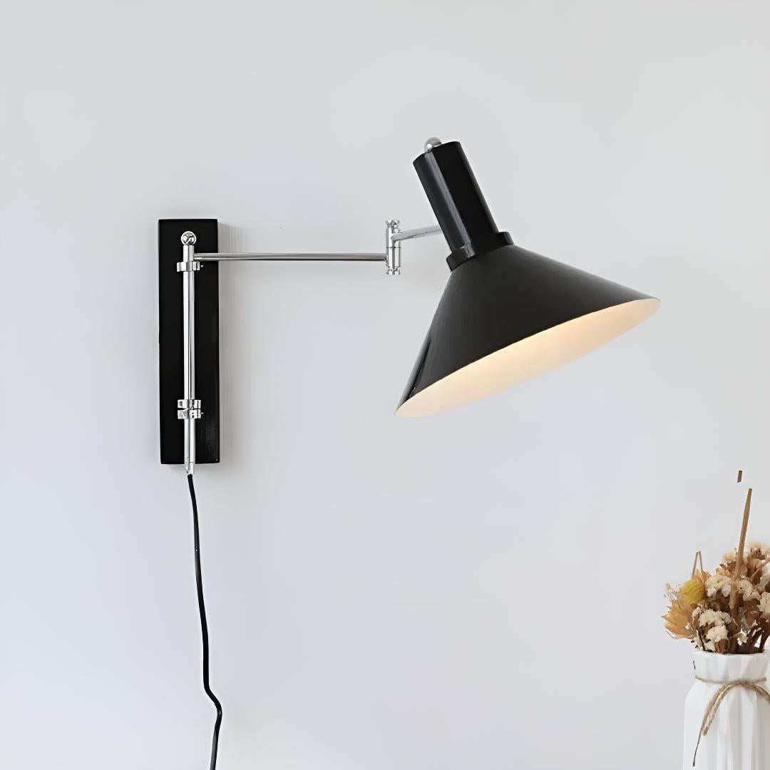 Lampada da Parete Moderna Regolabile in Metallo con Design a Braccio Oscillante