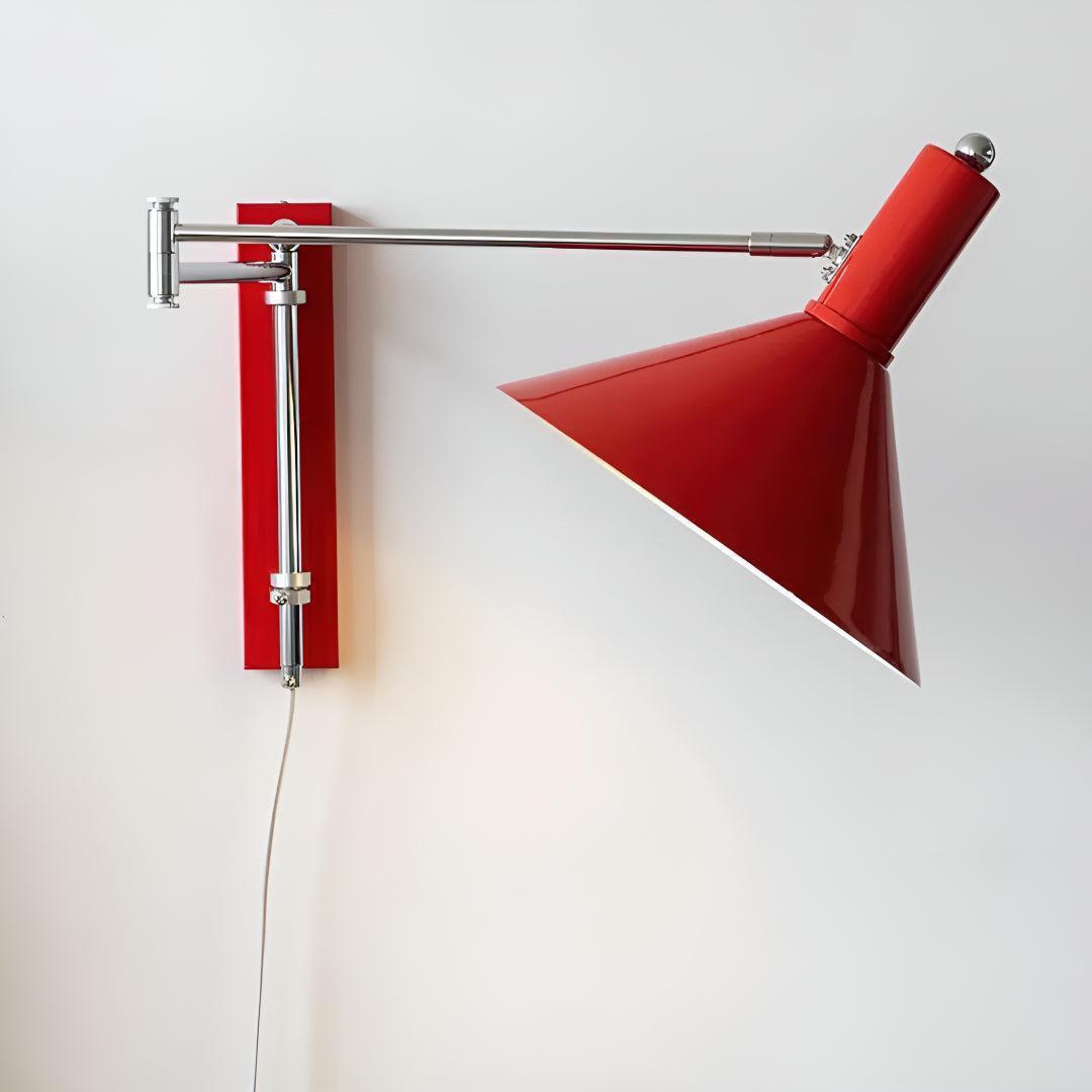 Lampada da Parete Moderna Regolabile in Metallo con Design a Braccio Oscillante