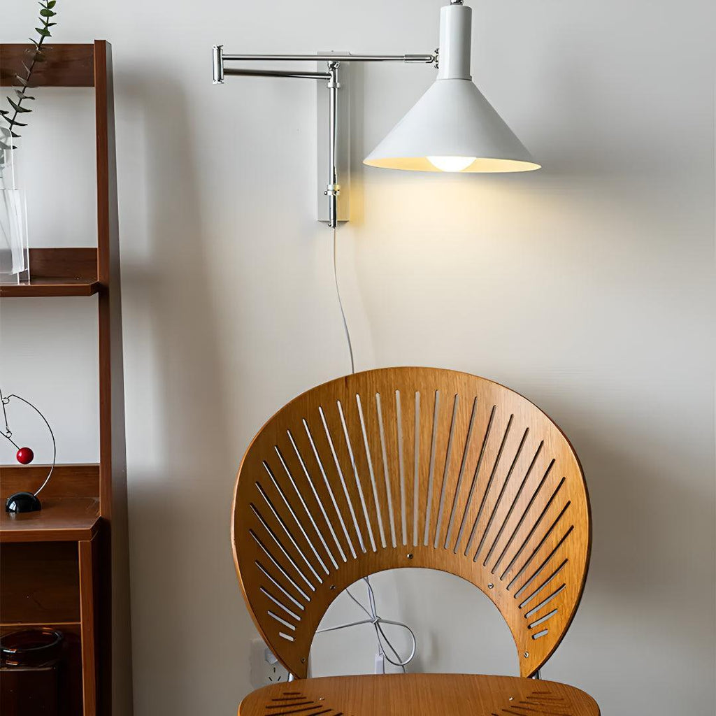 Lampada da Parete Moderna Regolabile in Metallo con Design a Braccio Oscillante