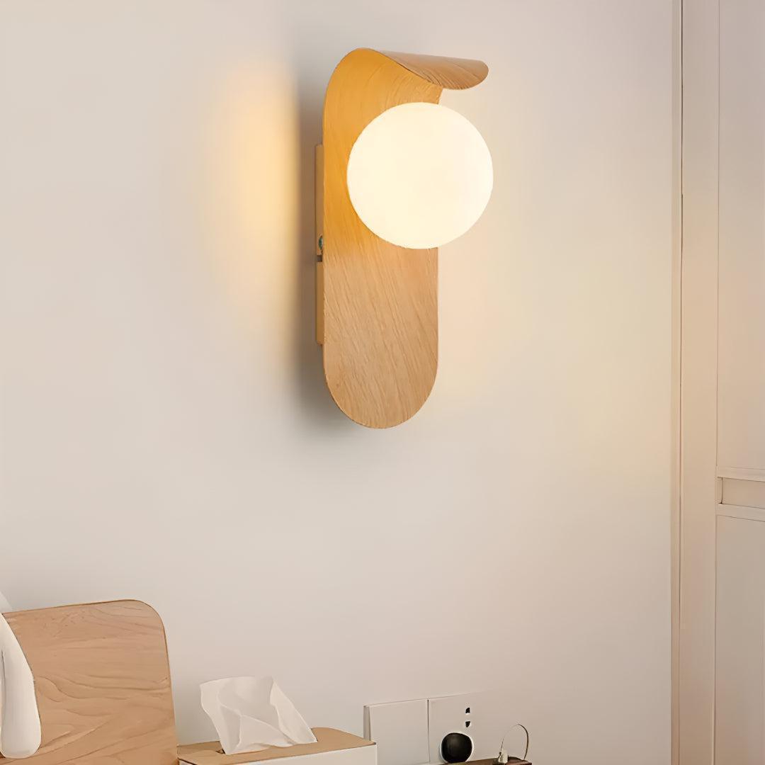 Applique da Parete Moderna in Legno Curvo con Globo Satinato