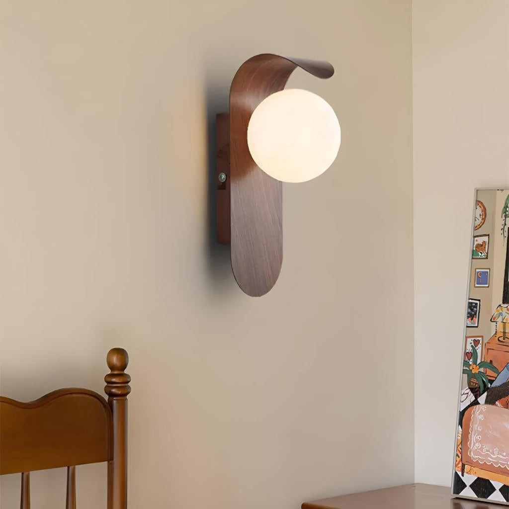 Applique da Parete Moderna in Legno Curvo con Globo Satinato