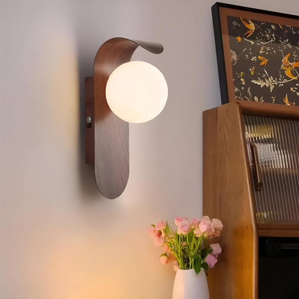 Applique da Parete Moderna in Legno Curvo con Globo Satinato