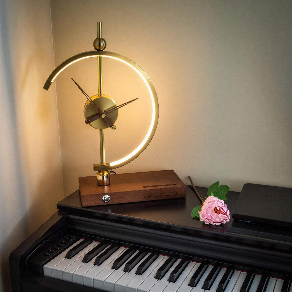 Lampada da Tavolo Moderna con Orologio e Stazione di Ricarica Wireless per Telefono