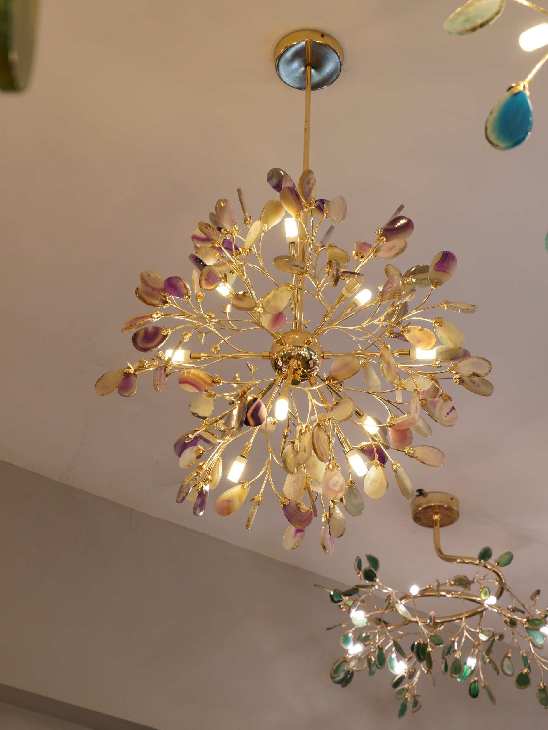 Norivana | Lampadario in Agata Naturale con Struttura Dorata per Ambienti Eleganti