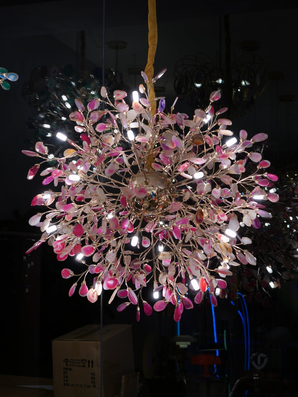 Norivana | Lampadario in Agata Naturale con Struttura Dorata per Ambienti Eleganti