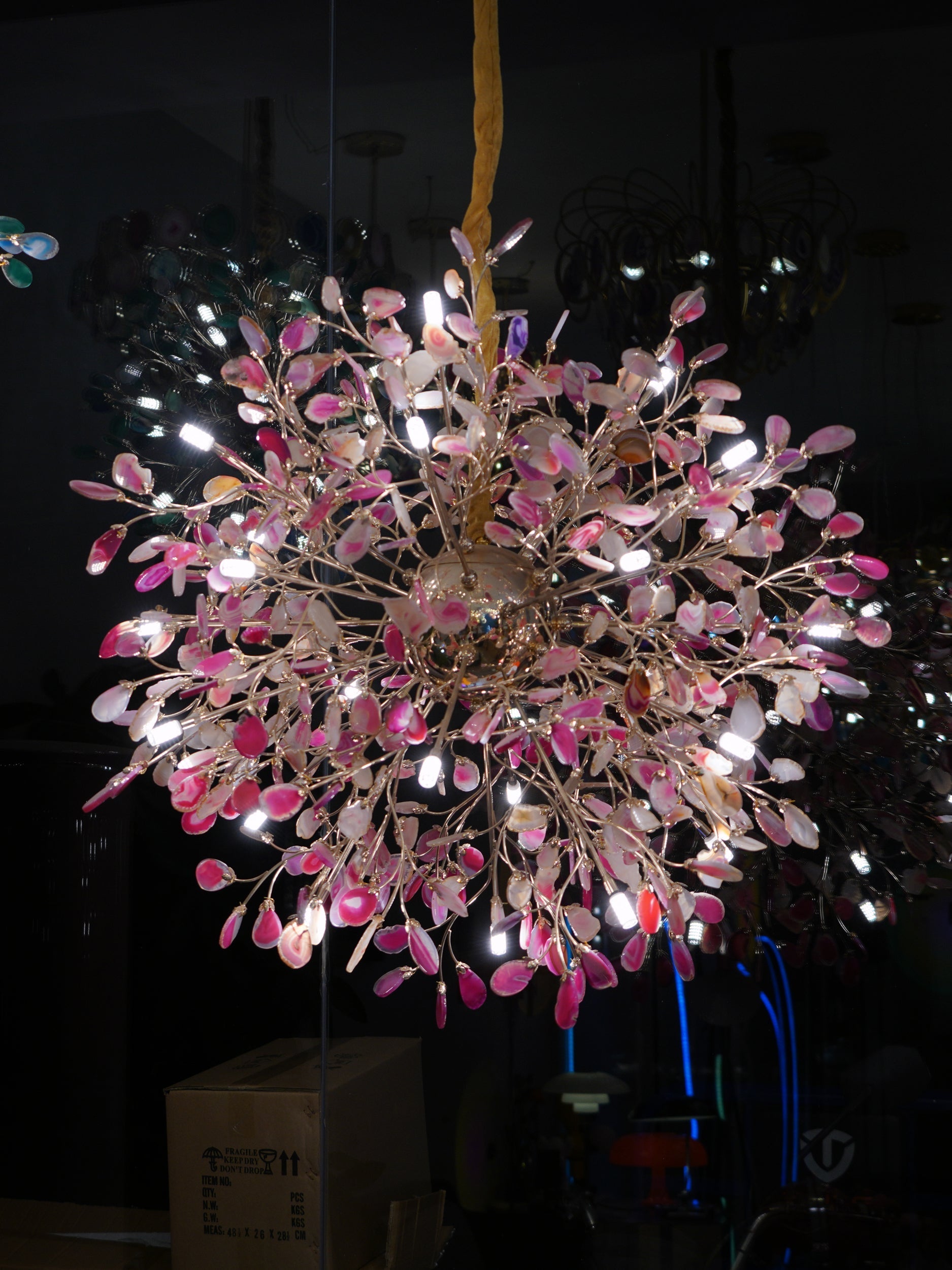 Norivana | Lampadario in Agata Naturale con Struttura Dorata per Ambienti Eleganti