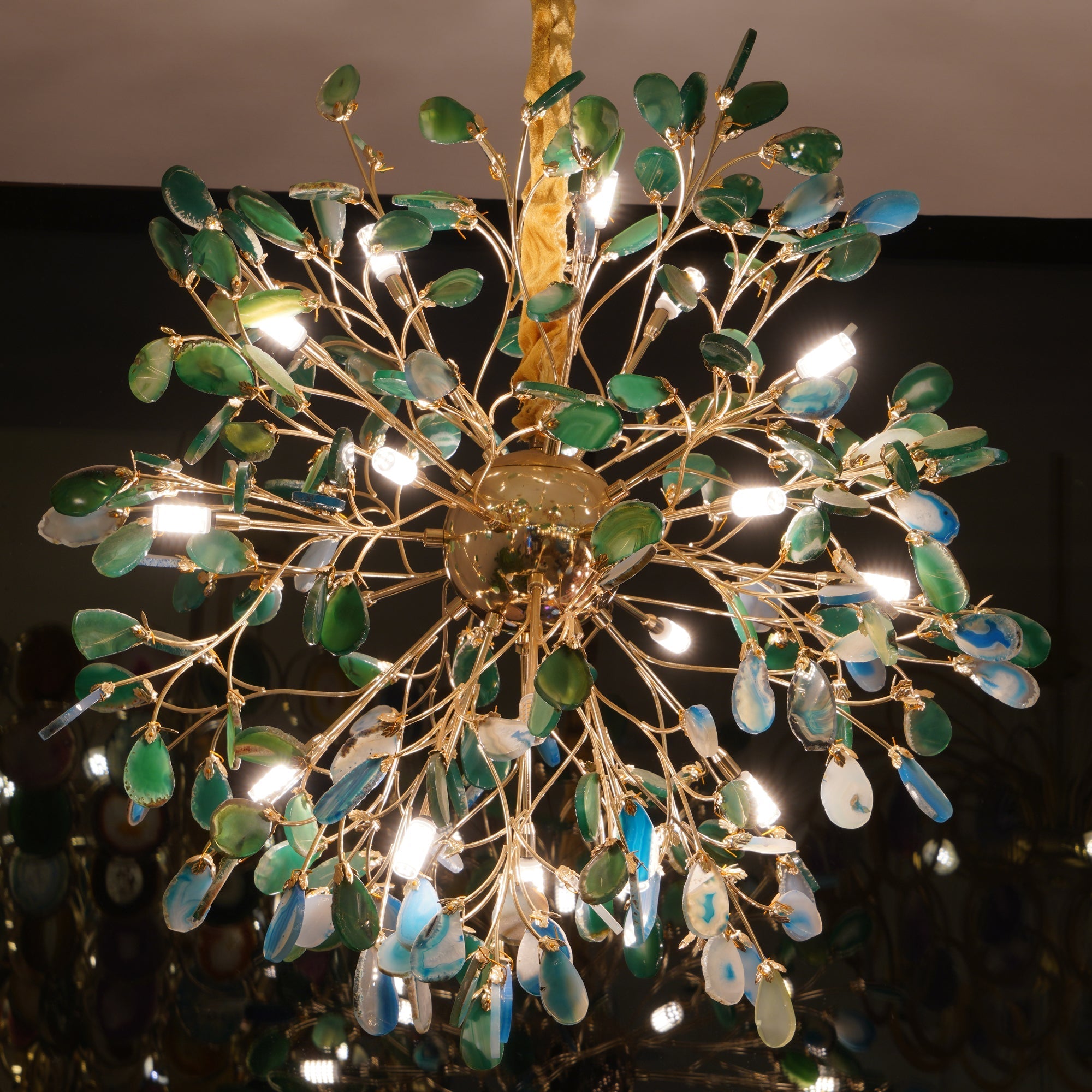 Norivana | Lampadario in Agata Naturale con Struttura Dorata per Ambienti Eleganti
