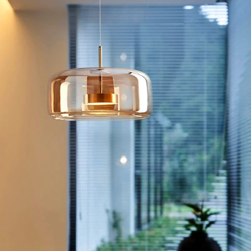 Lampada a sospensione di design realizzata in vetro