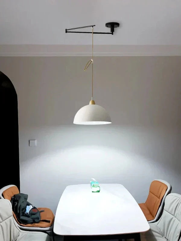 Lampada da soffitto moderna con bracci luminosi regolabili per un'illuminazione flessibile