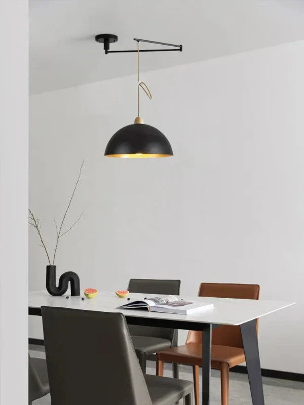 Lampada da soffitto moderna con bracci luminosi regolabili per un'illuminazione flessibile