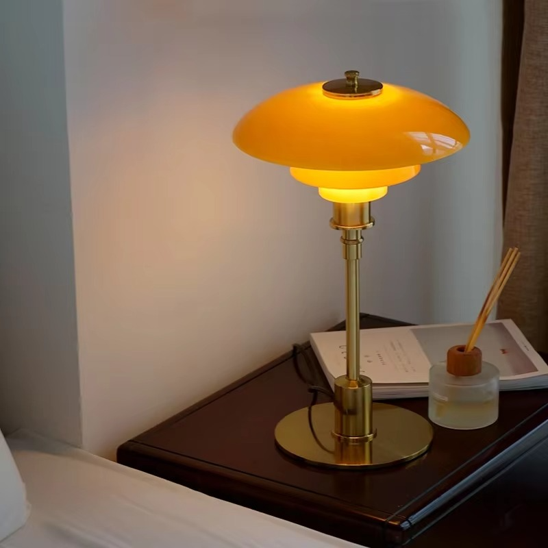 Lampada da Tavolo con Paralume in Vetro – Luce Atmosferica ed Eleganza Minimalista