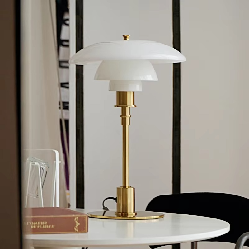 Lampada da Tavolo con Paralume in Vetro – Luce Atmosferica ed Eleganza Minimalista