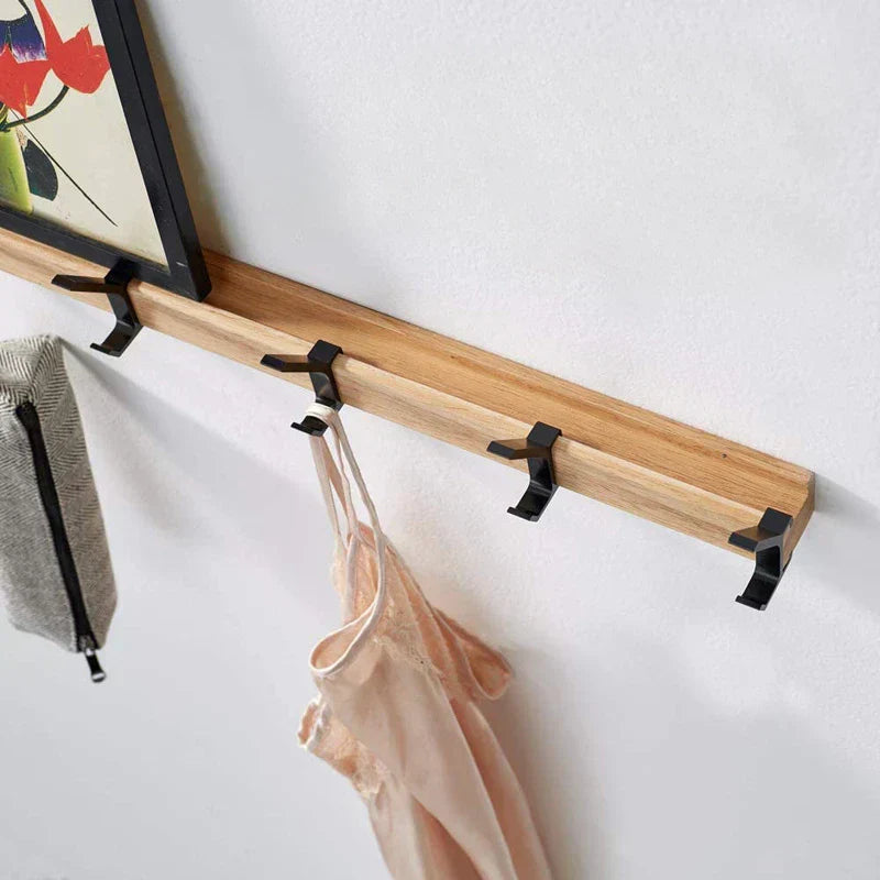 Armadio a muro con ganci mobili – Design scandinavo realizzato in legno e metallo