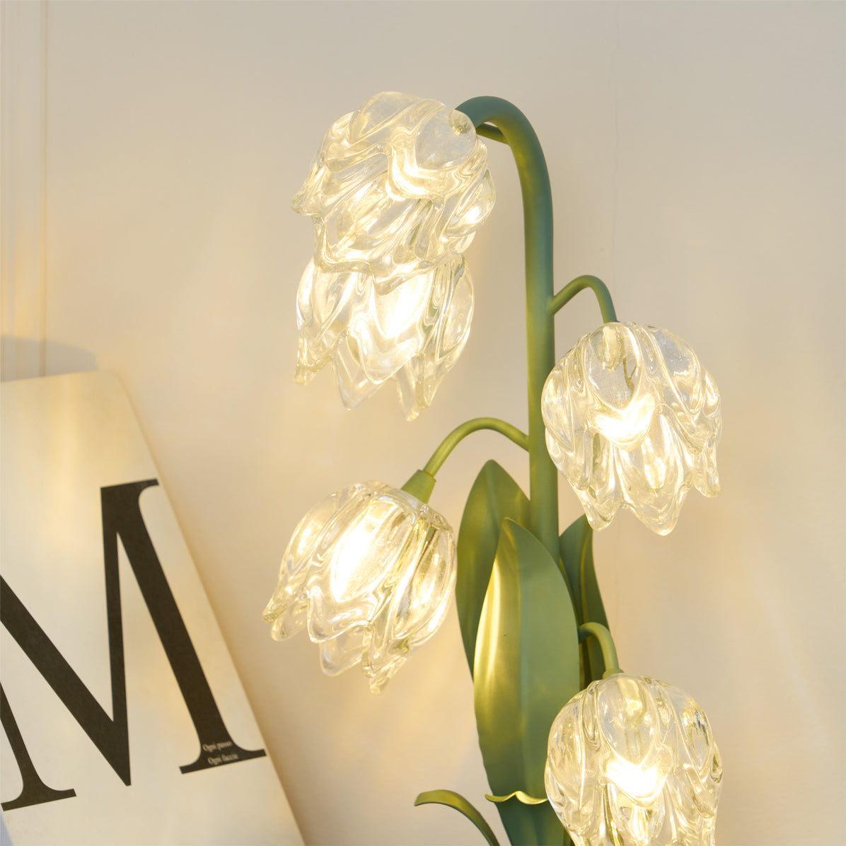 Norellea | Lampada da Tavolo in Vetro Floreale con Base Verde e Illuminazione G4