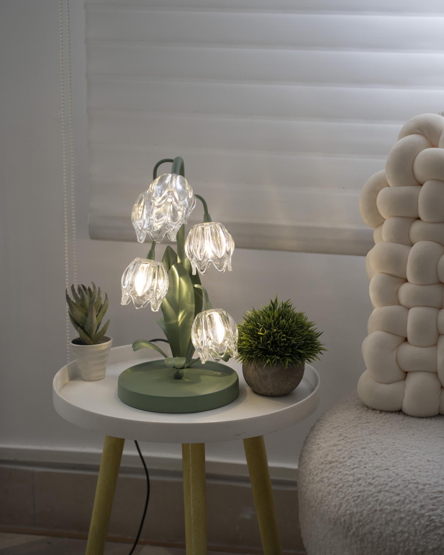Norellea | Lampada da Tavolo in Vetro Floreale con Base Verde e Illuminazione G4