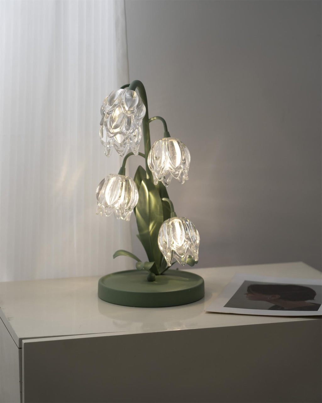 Norellea | Lampada da Tavolo in Vetro Floreale con Base Verde e Illuminazione G4