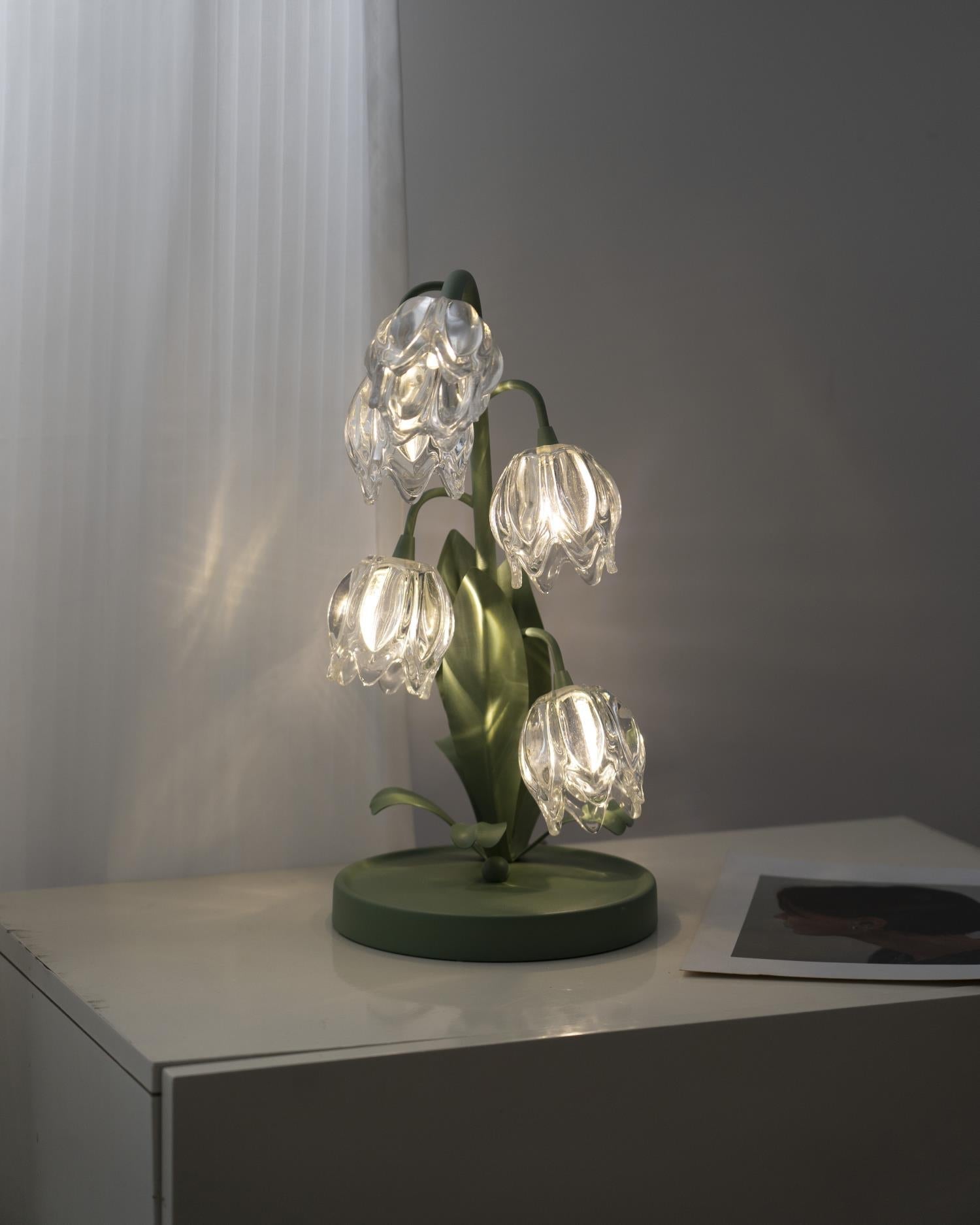 Norellea | Lampada da Tavolo in Vetro Floreale con Base Verde e Illuminazione G4