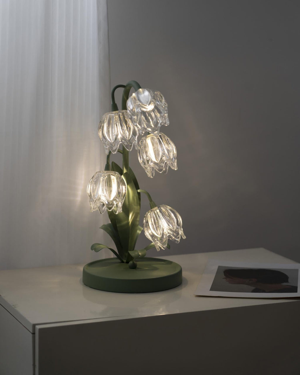 Norellea | Lampada da Tavolo in Vetro Floreale con Base Verde e Illuminazione G4