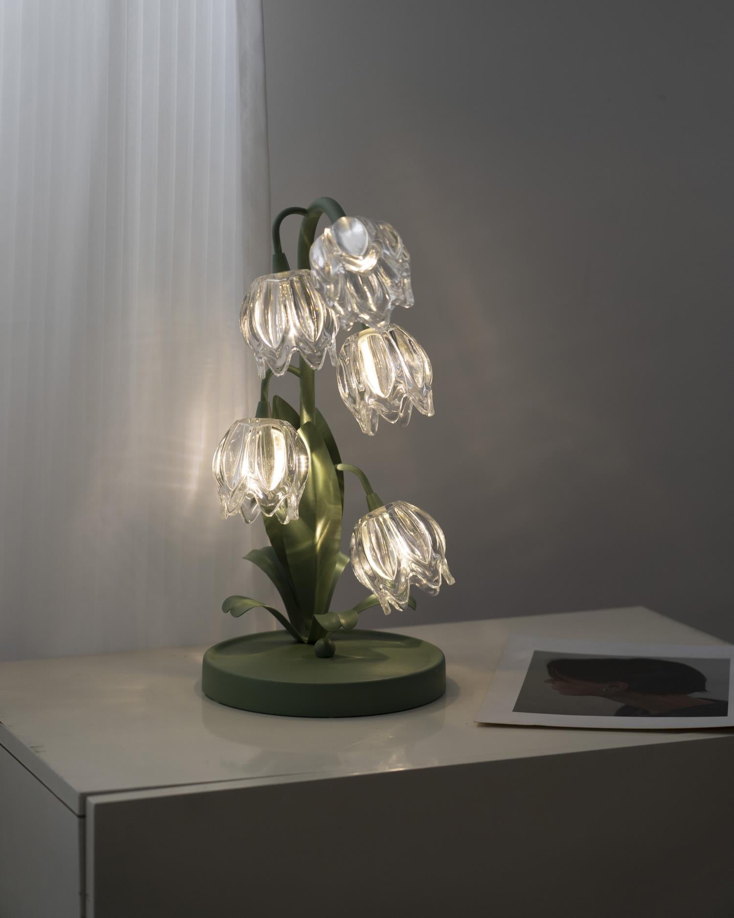 Norellea | Lampada da Tavolo in Vetro Floreale con Base Verde e Illuminazione G4