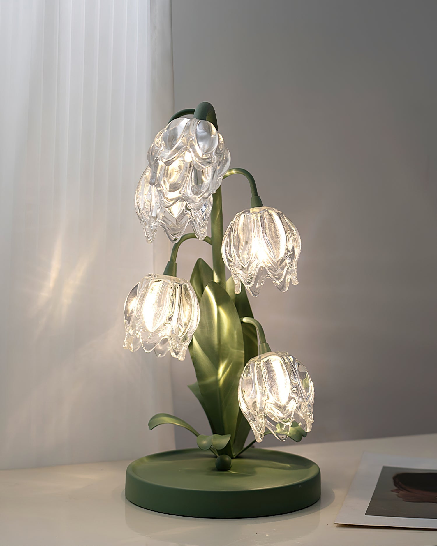 Norellea | Lampada da Tavolo in Vetro Floreale con Base Verde e Illuminazione G4