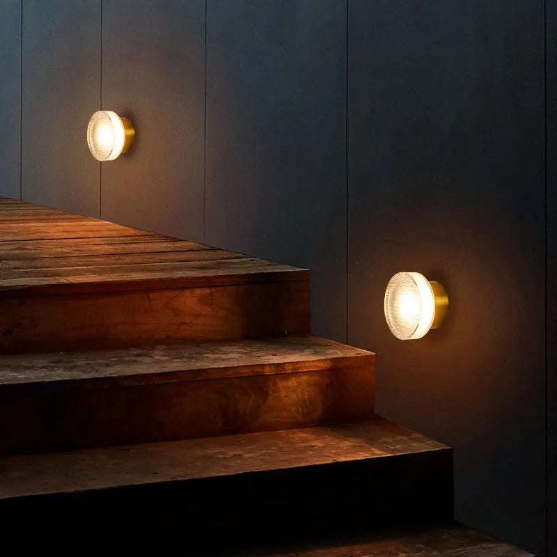 Valyona – Lampada da Parete in Metallo Moderna | Design a Cono Nero e Oro | Illuminazione LED Calda
