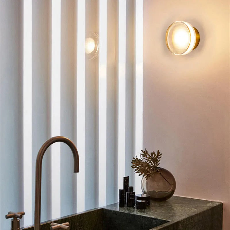Valyona – Lampada da Parete in Metallo Moderna | Design a Cono Nero e Oro | Illuminazione LED Calda