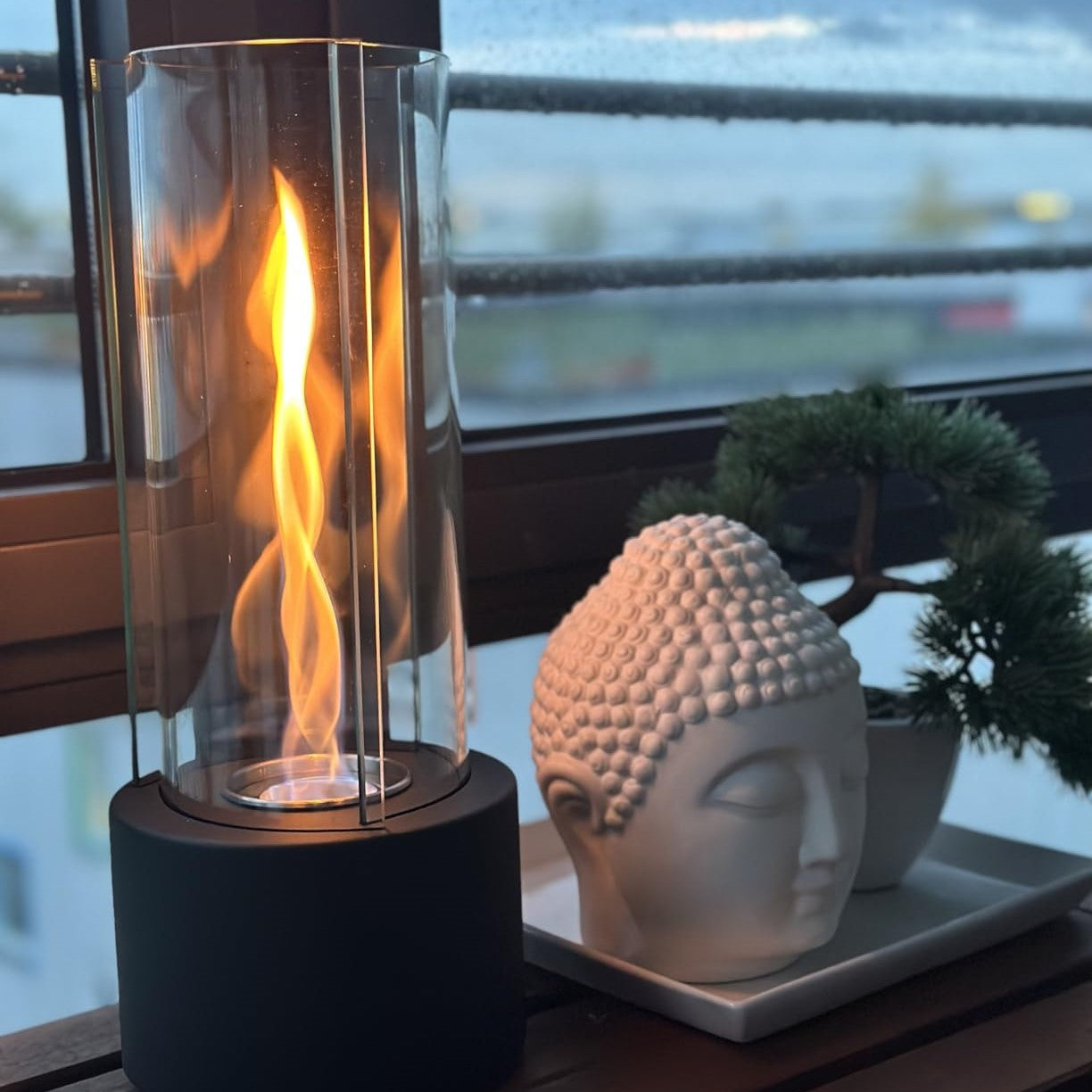 EternaFlame – Elegante lampada ad olio in vetro con telaio in metallo per un'illuminazione d'atmosfera senza tempo