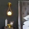 Lampada da Parete Elegante con Sfera di Vetro – Design Oro e Nero