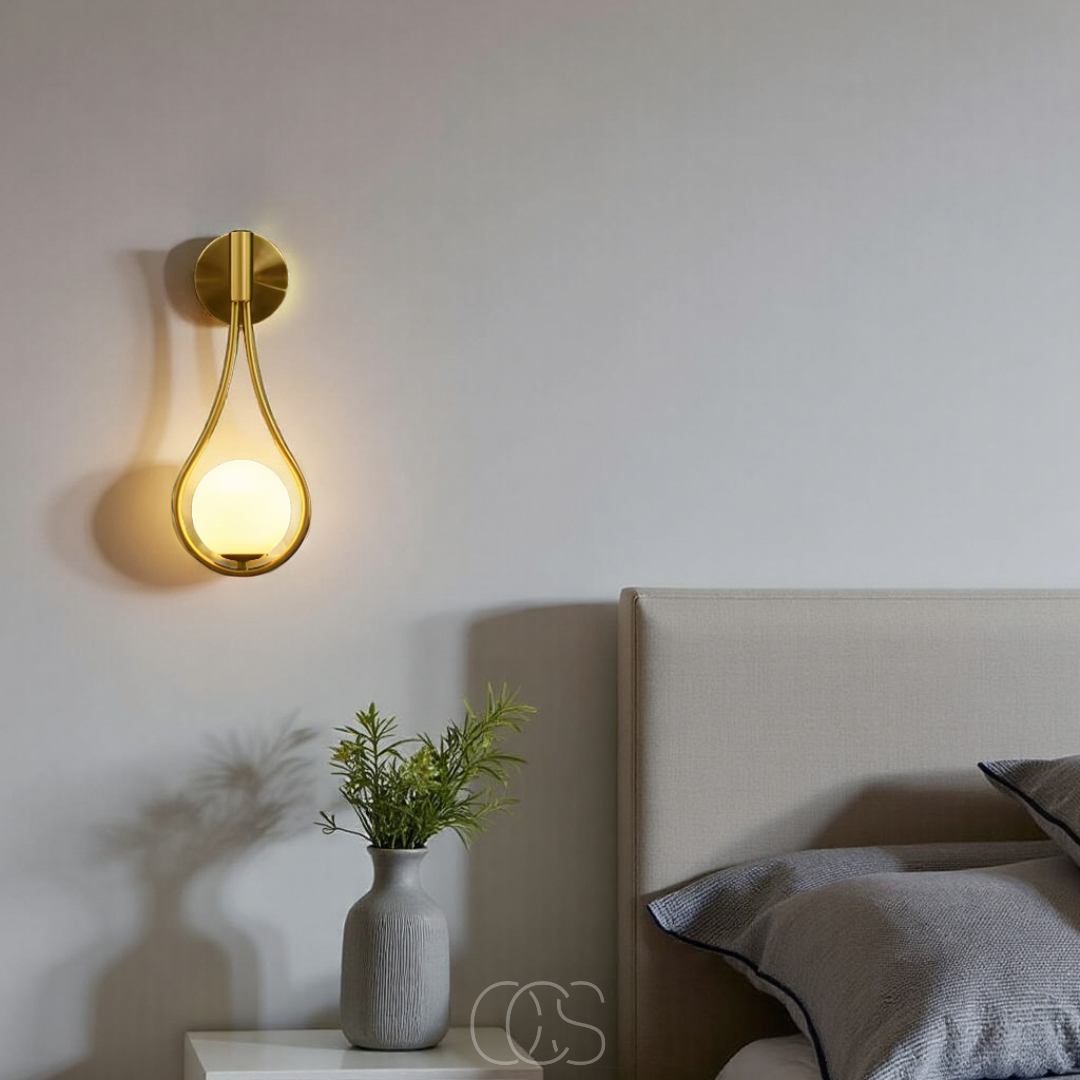 Lampada da Parete Elegante con Sfera di Vetro – Design Oro e Nero
