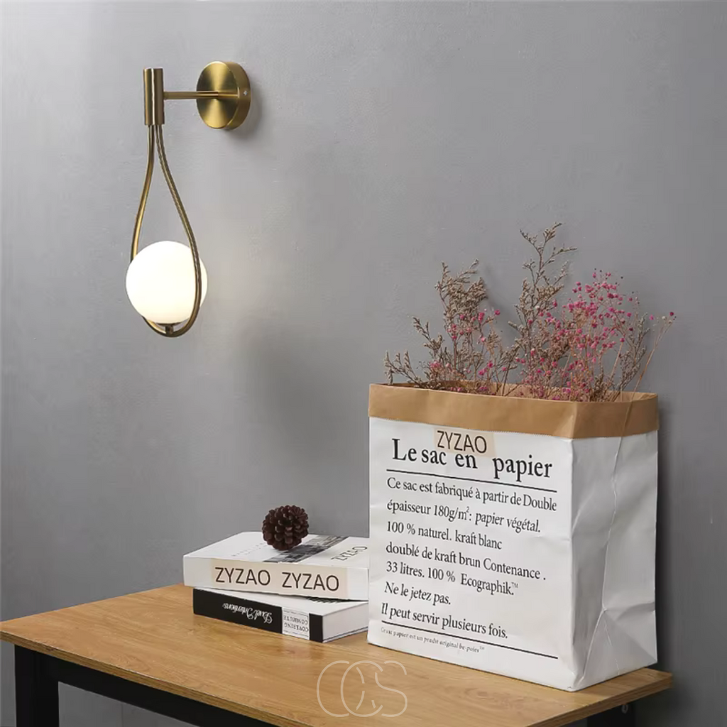 Lampada da Parete Elegante con Sfera di Vetro – Design Oro e Nero