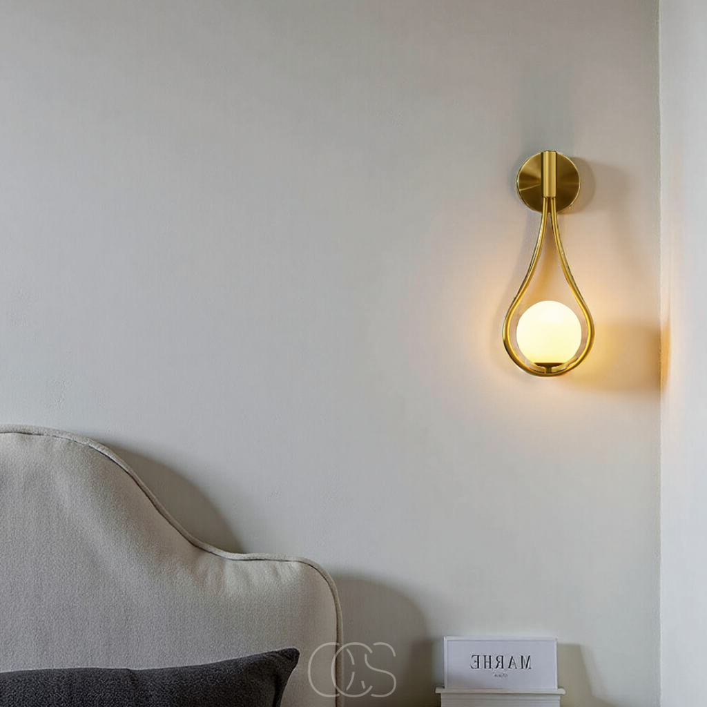 Lampada da Parete Elegante con Sfera di Vetro – Design Oro e Nero