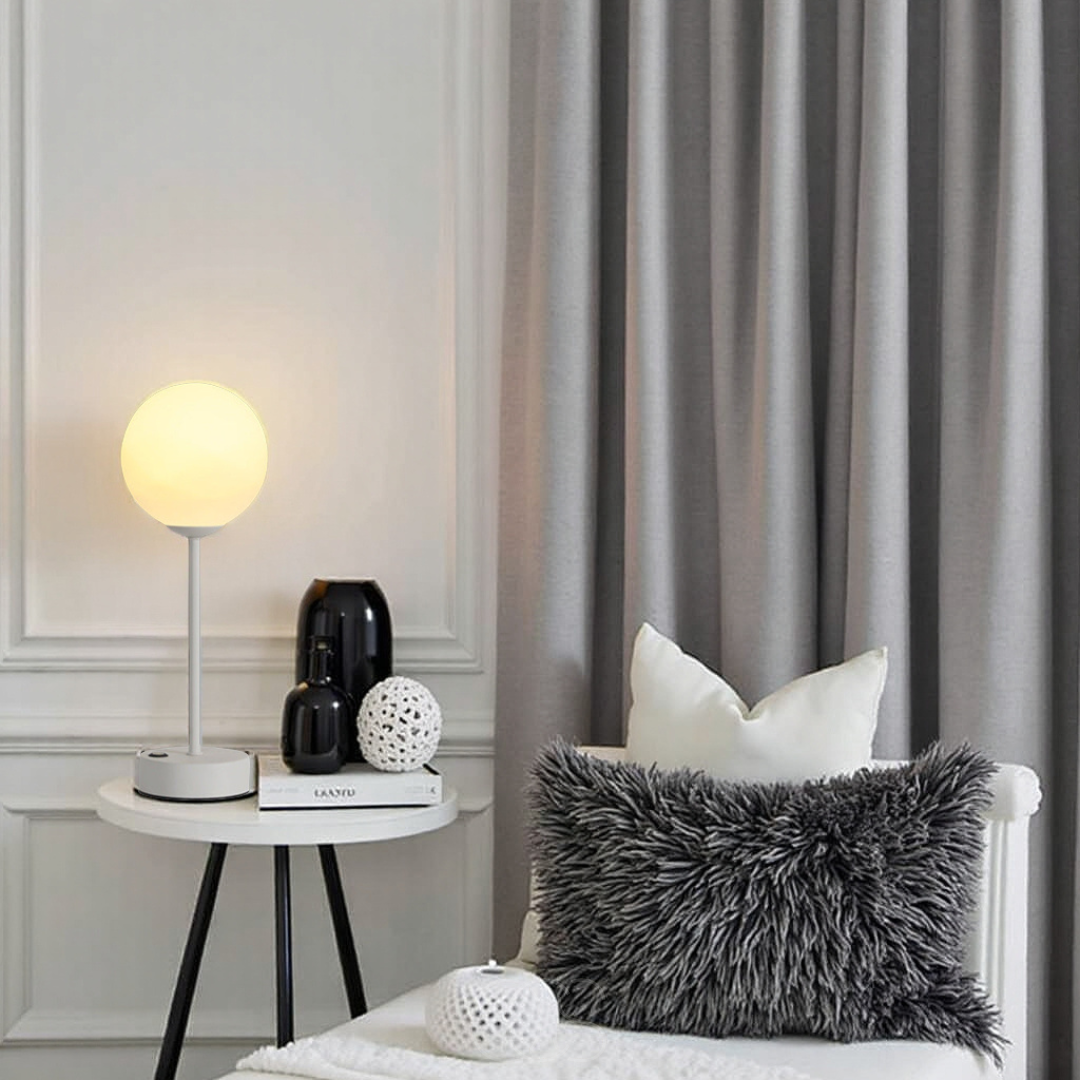 Lampada da Tavolo a Forma di Palla – Luce Elegante per Ogni Interno